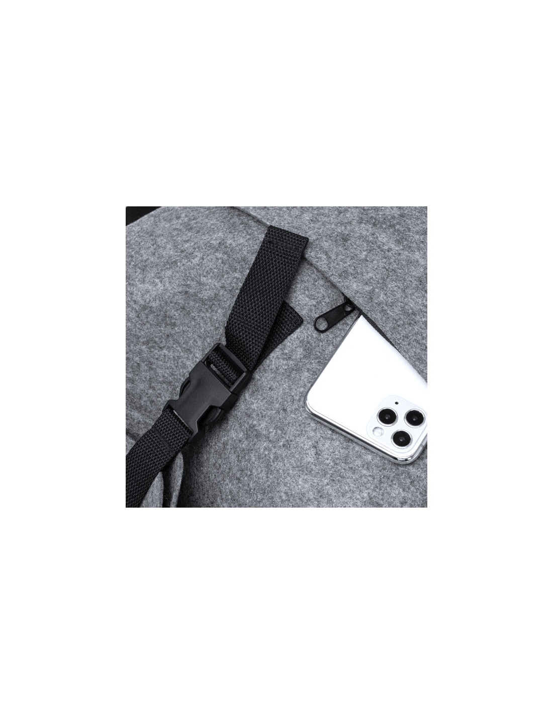 Mochila TAIPEI de fieltro reciclado con solapa y mosquetón personalizado de Stamina imagen 11