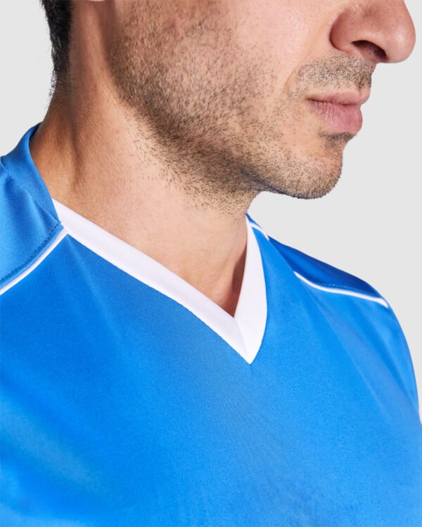 Conjunto Deportivo UNITED con camiseta de cuello en pico y ribete en contraste