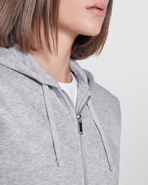 Sudadera VELETA con diseño entallado y capucha forrada a tono