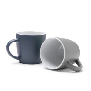 Detalle del diseño compacto y colorido de la Taza AMIT