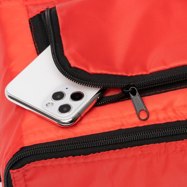 Detalle del bolsillo frontal con cremallera de la Nevera TUPIK