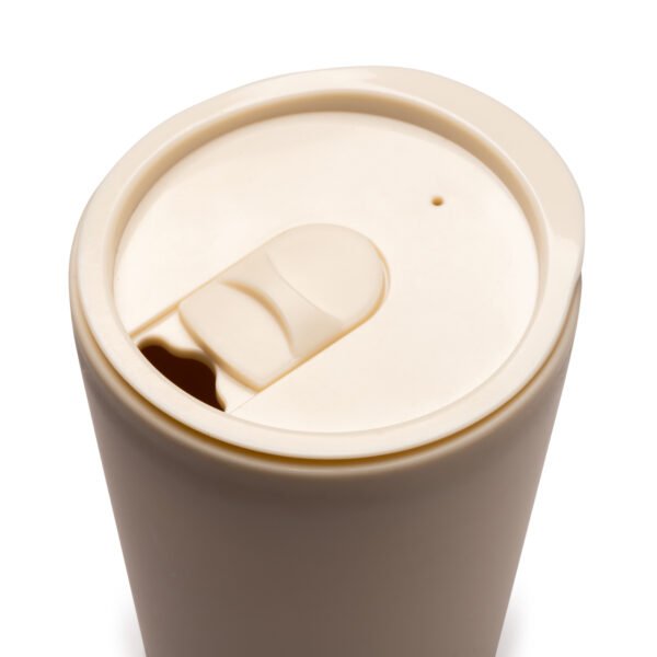 Detalle del diseño compacto y sostenible del Vaso MIRIN