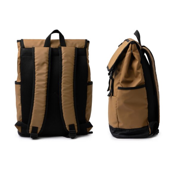 Mochila TROIS con solapa y bolsillos múltiples para organización.