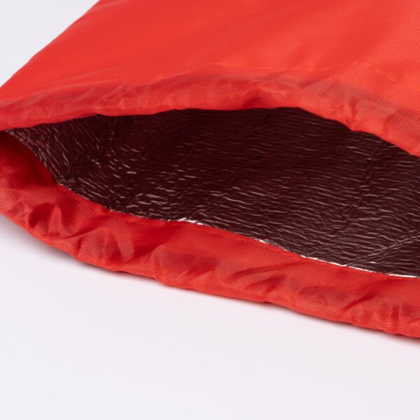 Detalle del diseño compacto y sostenible de la Mochila CROKER
