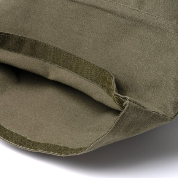 Detalle del compartimento extensible con cremallera de la mochila TEKO.