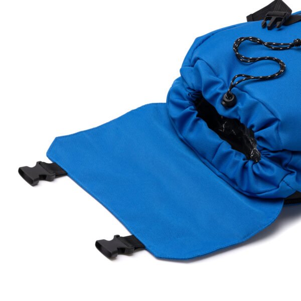 Detalle de la solapa ajustable de la mochila promocional SOLAP.