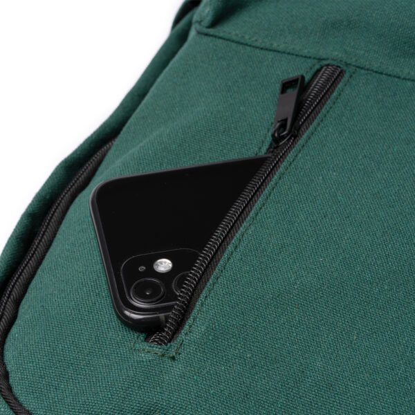 Detalle del compartimento principal de la mochila HUDSON con espacio para portátil.