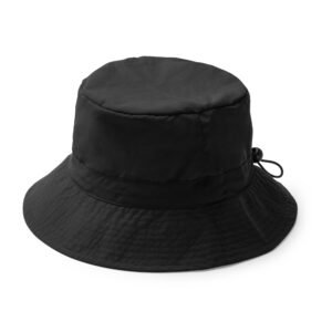 Diseño ergonómico y transpirable del gorro AYORA con ajuste trasero.