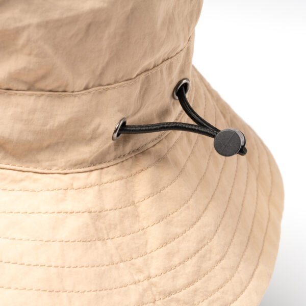 Gorro deportivo LAGOS ideal para actividades al aire libre.