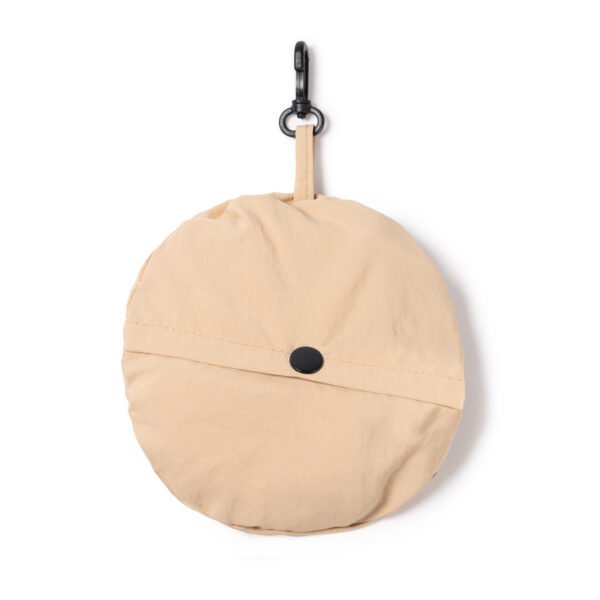 Detalle del diseño plegable del gorro LAGOS con mosquetón.
