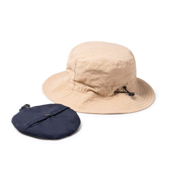 Diseño compacto y funcional del gorro LAGOS con almacenamiento integ