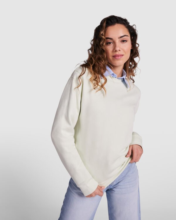 Diseño versátil y cómodo de la sudadera CLÁSICA.