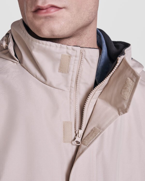 Detalle del cuello alto con capucha plegable de la Parka AMERICA.