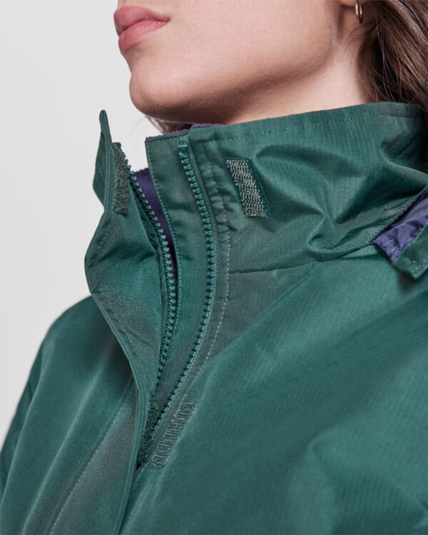 Detalle del cuello alto con capucha plegable de la Parka AMERICA WOMAN.